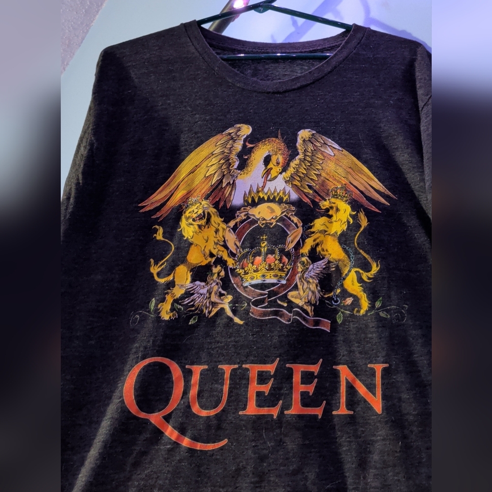 QUEEN Graphic Tee